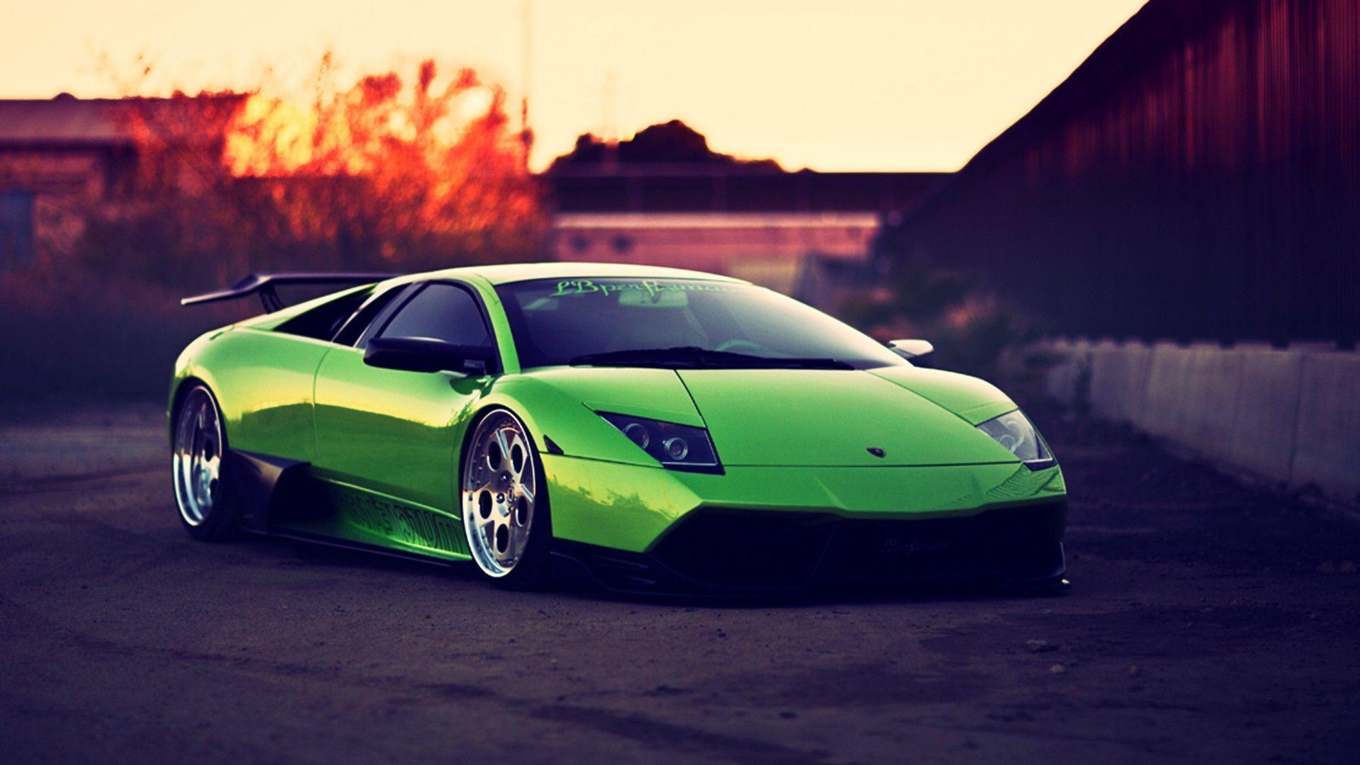 Bạn đang tìm kiếm một chiếc Lamborghini huyền thoại? Hãy xem hình ảnh và thỏa mãn niềm đam mê của mình với một chiếc xanh lá cây - một màu sắc rực rỡ đầy sức mạnh. Điều đó sẽ khiến bạn cảm thấy như đang lái chiếc xe này trên đường phố sầm uất.